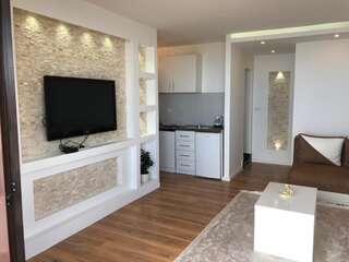 Апартаменты Days Inn Apartments Улцинь Люкс с балконом (5 взрослых)-4